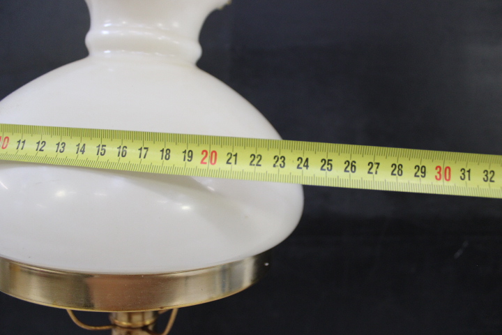 Antieke olielamp met melkglas en messing – foto 18 – kavel bij GSD Auctions, Zoeterwoude