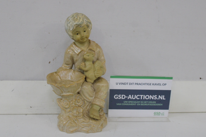 Beeldje van jongen met eekhoorn en bloemen – foto 2 – kavel bij GSD Auctions, Zoeterwoude