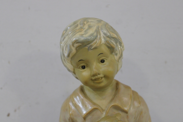 Beeldje van jongen met eekhoorn en bloemen – foto 4 – kavel bij GSD Auctions, Zoeterwoude