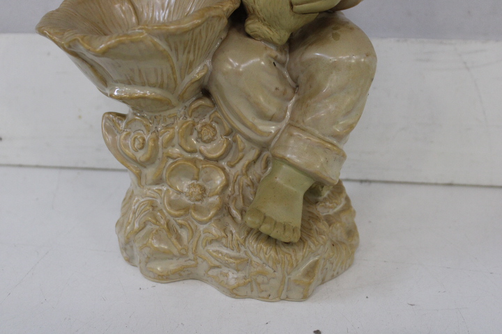 Beeldje van jongen met eekhoorn en bloemen – foto 7 – kavel bij GSD Auctions, Zoeterwoude