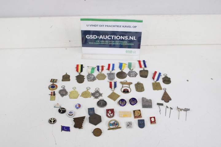 Verzameling medailles en speldjes – kavel bij GSD Auctions, Zoeterwoude