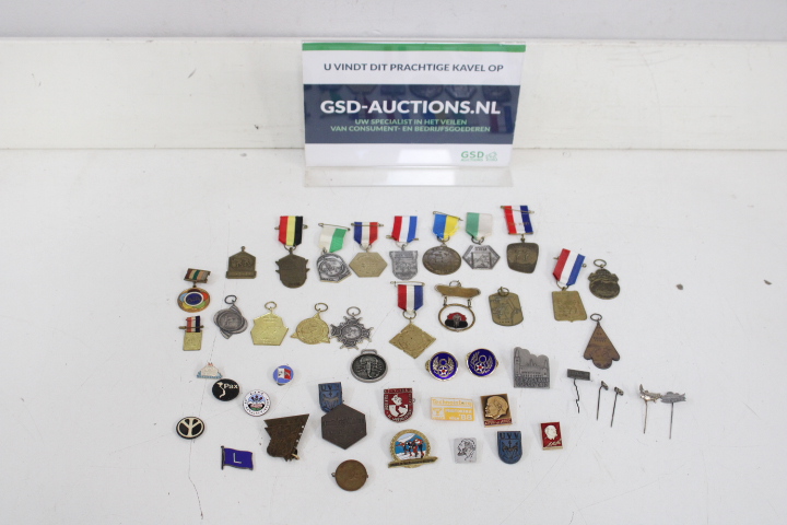 Verzameling medailles en speldjes – foto 2 – kavel bij GSD Auctions, Zoeterwoude