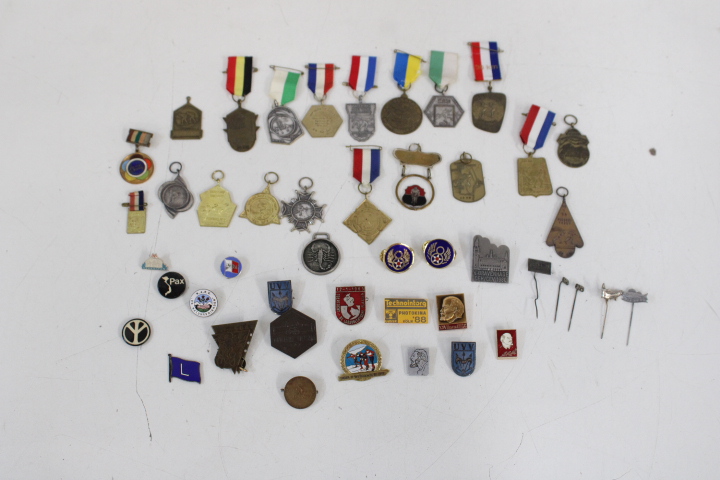 Verzameling medailles en speldjes – foto 3 – kavel bij GSD Auctions, Zoeterwoude