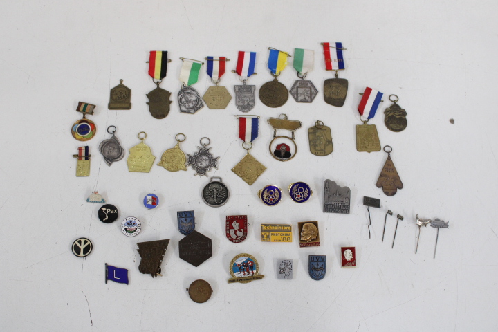 Verzameling medailles en speldjes – foto 4 – kavel bij GSD Auctions, Zoeterwoude