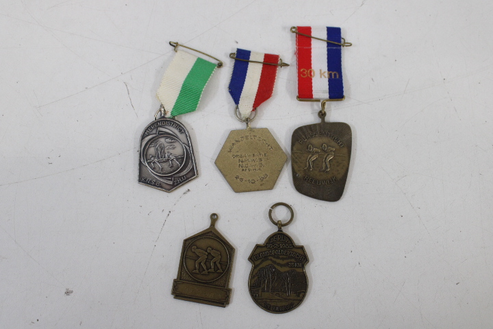 Verzameling medailles en speldjes – foto 11 – kavel bij GSD Auctions, Zoeterwoude