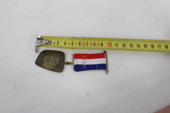 Verzameling medailles en speldjes – foto 12 – kavel bij GSD Auctions, Zoeterwoude