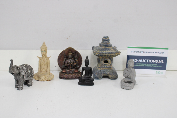 Set van zes decoratieve Aziatische beelden en pagode – foto 2 – kavel bij GSD Auctions, Zoeterwoude