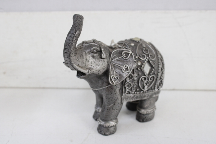 Set van zes decoratieve Aziatische beelden en pagode – foto 8 – kavel bij GSD Auctions, Zoeterwoude