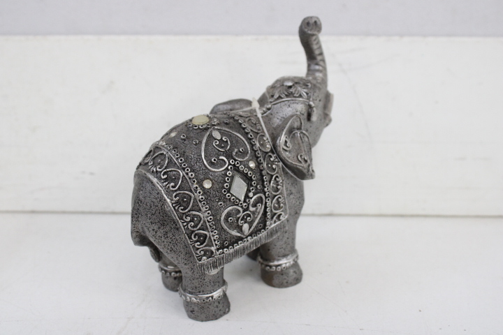 Set van zes decoratieve Aziatische beelden en pagode – foto 9 – kavel bij GSD Auctions, Zoeterwoude