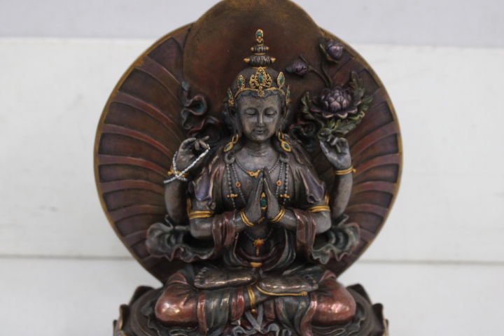 Set van zes decoratieve Aziatische beelden en pagode – foto 11 – kavel bij GSD Auctions, Zoeterwoude