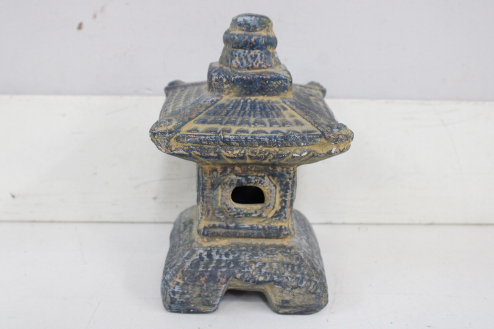 Set van zes decoratieve Aziatische beelden en pagode – foto 18 – kavel bij GSD Auctions, Zoeterwoude