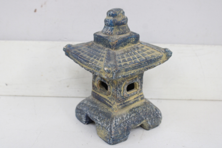 Set van zes decoratieve Aziatische beelden en pagode – foto 21 – kavel bij GSD Auctions, Zoeterwoude