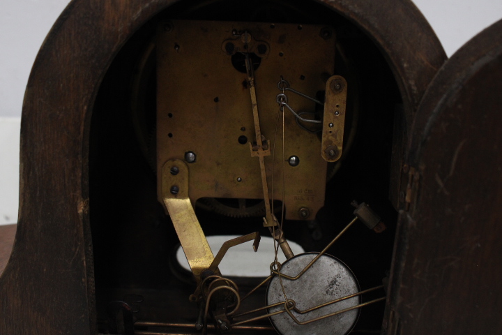 Houten schouwklok met klassieke wijzerplaat – foto 13 – kavel bij GSD Auctions, Zoeterwoude