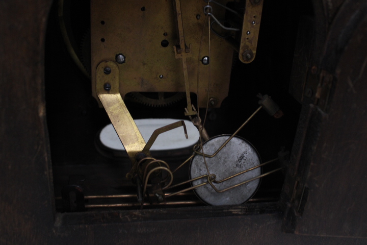 Houten schouwklok met klassieke wijzerplaat – foto 14 – kavel bij GSD Auctions, Zoeterwoude