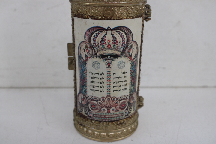 Decoratief joods tafereel met kroon en kalender – foto 4 – kavel bij GSD Auctions, Zoeterwoude