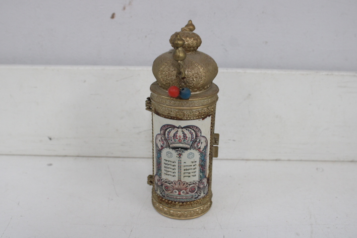 Decoratief joods tafereel met kroon en kalender – foto 6 – kavel bij GSD Auctions, Zoeterwoude