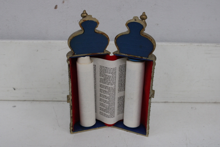Decoratief joods tafereel met kroon en kalender – foto 8 – kavel bij GSD Auctions, Zoeterwoude