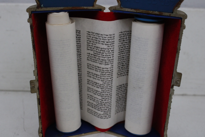 Decoratief joods tafereel met kroon en kalender – foto 9 – kavel bij GSD Auctions, Zoeterwoude