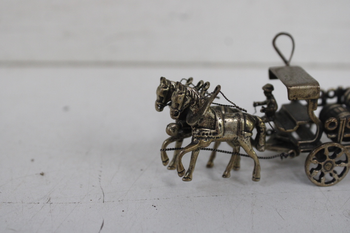 Klein metalen beeld koets met paarden – foto 4 – kavel bij GSD Auctions, Zoeterwoude