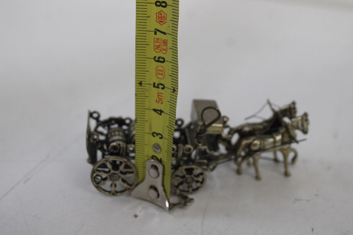 Klein metalen beeld koets met paarden – foto 12 – kavel bij GSD Auctions, Zoeterwoude