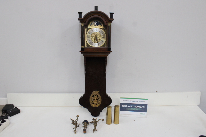 Antieke houten staartklok met messing wijzerplaat – kavel bij GSD Auctions, Zoeterwoude