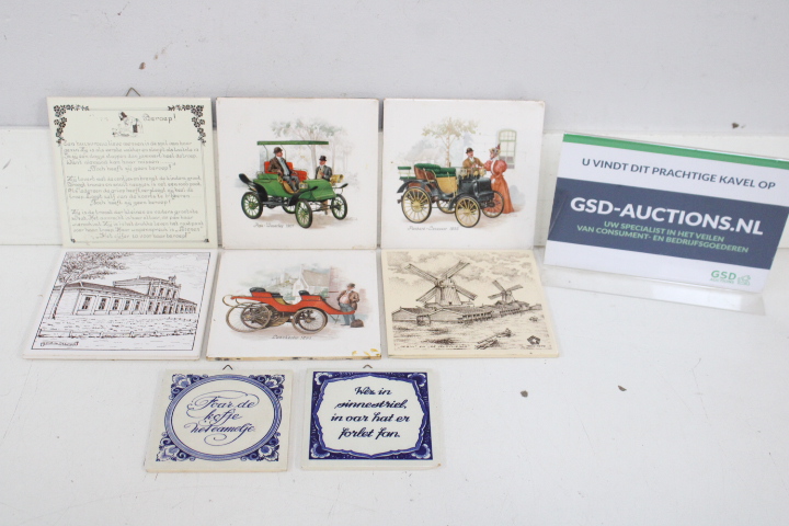 Set van 8 decoratieve tegels met klassieke auto's en molen – foto 2 – kavel bij GSD Auctions, Zoeterwoude
