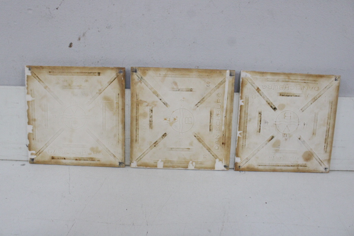 Set van 8 decoratieve tegels met klassieke auto's en molen – foto 10 – kavel bij GSD Auctions, Zoeterwoude