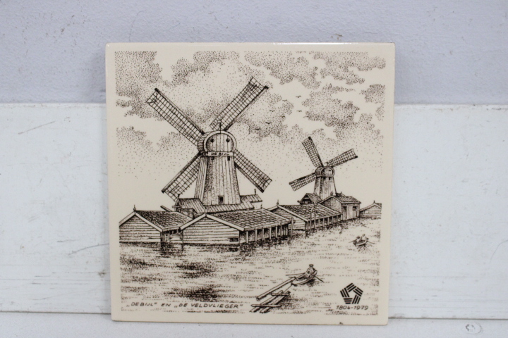 Set van 8 decoratieve tegels met klassieke auto's en molen – foto 16 – kavel bij GSD Auctions, Zoeterwoude