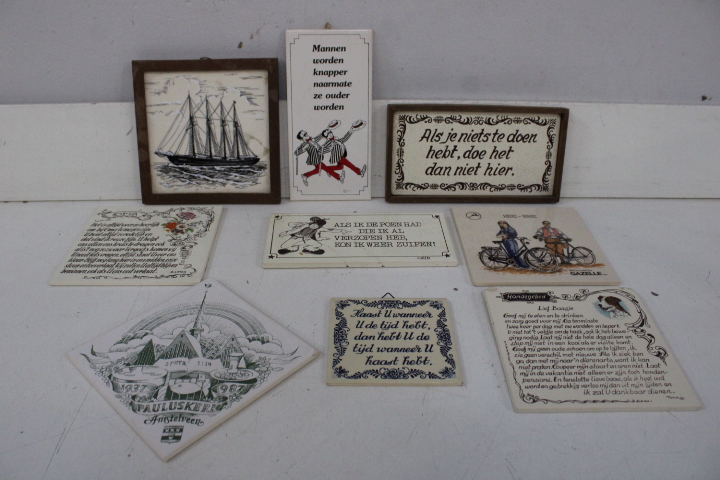 Set van 9 siertegels met tekst en afbeelding – foto 3 – kavel bij GSD Auctions, Zoeterwoude
