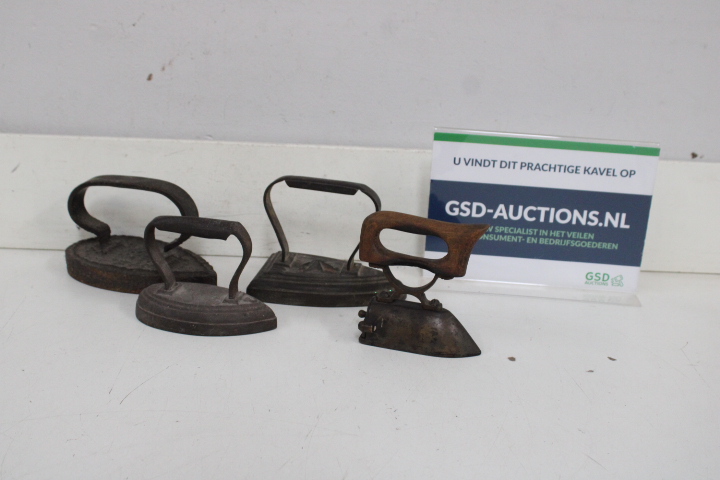 Set van 4 oude strijkijzers – kavel bij GSD Auctions, Zoeterwoude
