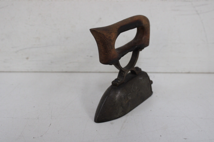 Set van 4 oude strijkijzers – foto 6 – kavel bij GSD Auctions, Zoeterwoude
