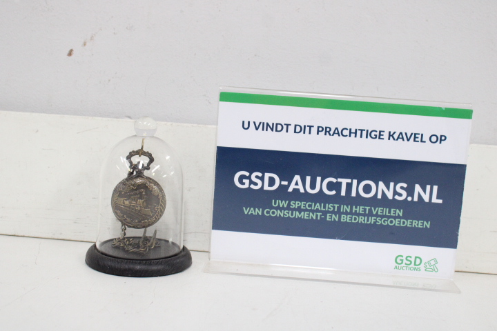 Antieke zakhorloge onder glazen stolp – foto 2 – kavel bij GSD Auctions, Zoeterwoude