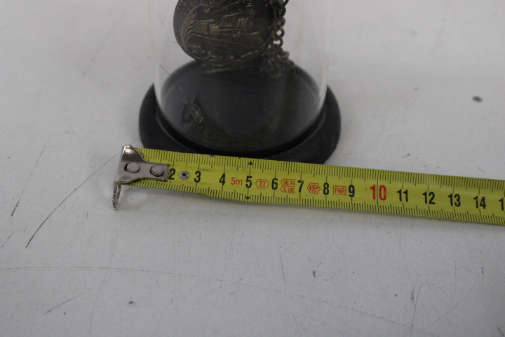 Antieke zakhorloge onder glazen stolp – foto 9 – kavel bij GSD Auctions, Zoeterwoude