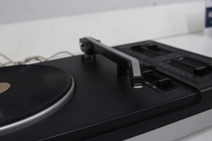 Philips Platenspeler met Bruine Afdekking – foto 12 – kavel bij GSD Auctions, Zoeterwoude