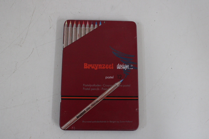 Tafelezel met acrylverf set en pastel potloden – foto 4 – kavel bij GSD Auctions, Zoeterwoude