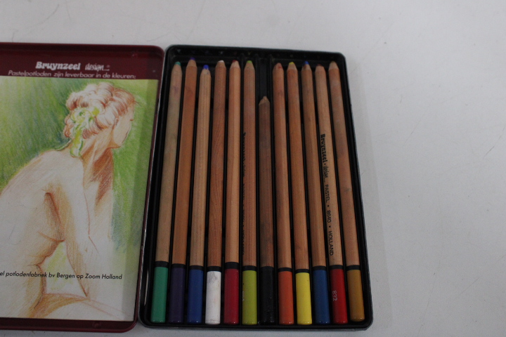 Tafelezel met acrylverf set en pastel potloden – foto 5 – kavel bij GSD Auctions, Zoeterwoude