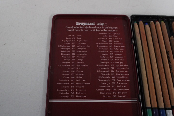 Tafelezel met acrylverf set en pastel potloden – foto 6 – kavel bij GSD Auctions, Zoeterwoude