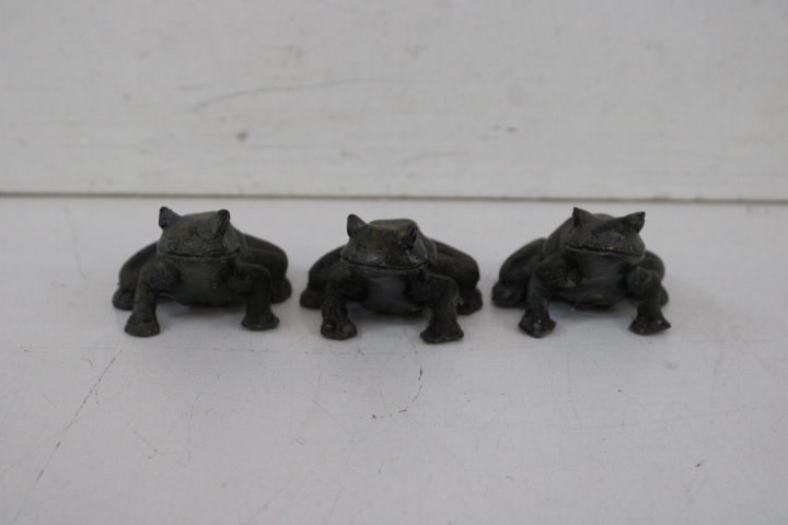 Set van drie kleine decoratieve bronzen kikkers – foto 3 – kavel bij GSD Auctions, Zoeterwoude
