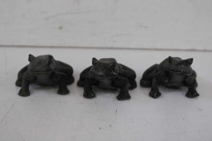 Set van drie kleine decoratieve bronzen kikkers – foto 4 – kavel bij GSD Auctions, Zoeterwoude