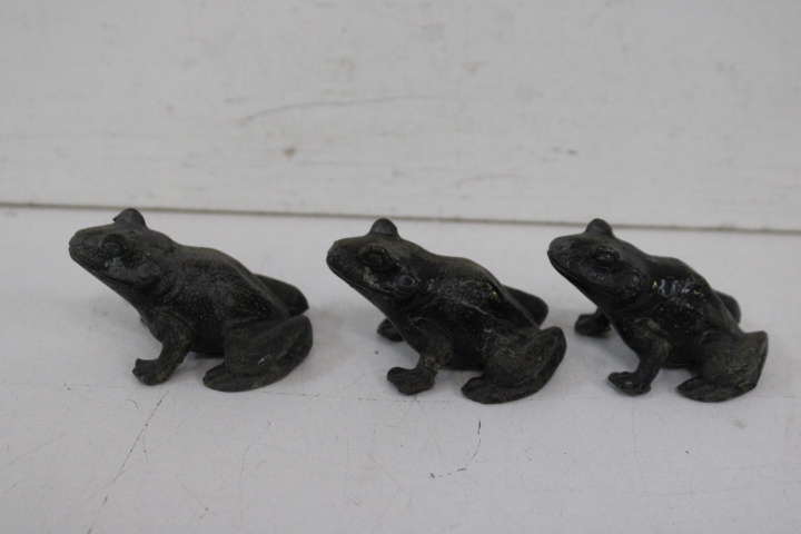 Set van drie kleine decoratieve bronzen kikkers – foto 5 – kavel bij GSD Auctions, Zoeterwoude