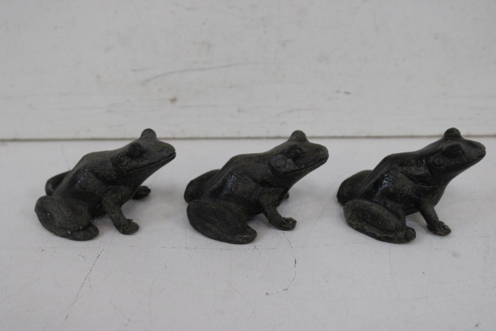 Set van drie kleine decoratieve bronzen kikkers – foto 7 – kavel bij GSD Auctions, Zoeterwoude
