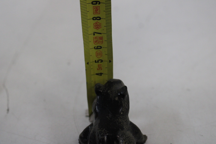 Set van drie kleine decoratieve bronzen kikkers – foto 11 – kavel bij GSD Auctions, Zoeterwoude