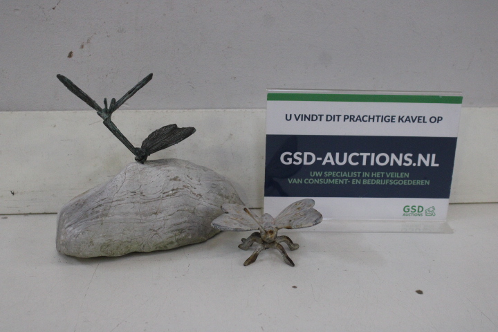 Sculptuur van libellen op steen – kavel bij GSD Auctions, Zoeterwoude