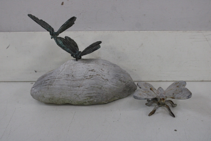 Sculptuur van libellen op steen – foto 3 – kavel bij GSD Auctions, Zoeterwoude