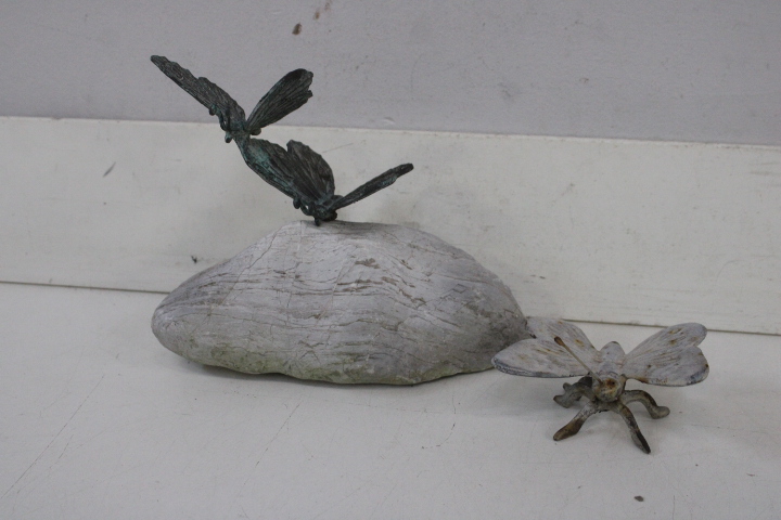 Sculptuur van libellen op steen – foto 4 – kavel bij GSD Auctions, Zoeterwoude