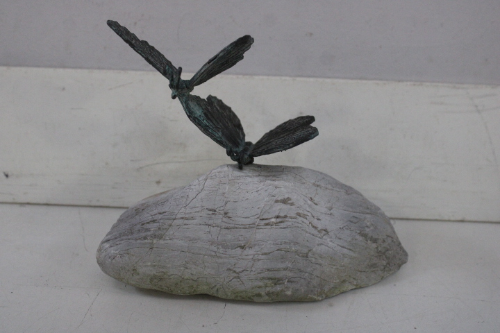 Sculptuur van libellen op steen – foto 11 – kavel bij GSD Auctions, Zoeterwoude