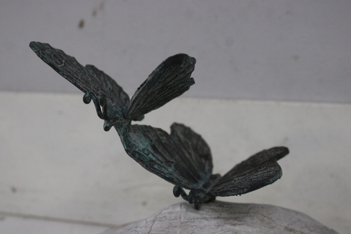 Sculptuur van libellen op steen – foto 12 – kavel bij GSD Auctions, Zoeterwoude
