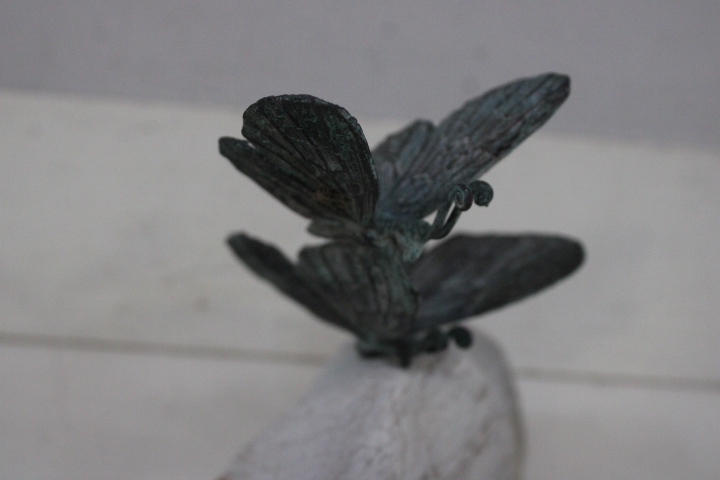 Sculptuur van libellen op steen – foto 14 – kavel bij GSD Auctions, Zoeterwoude