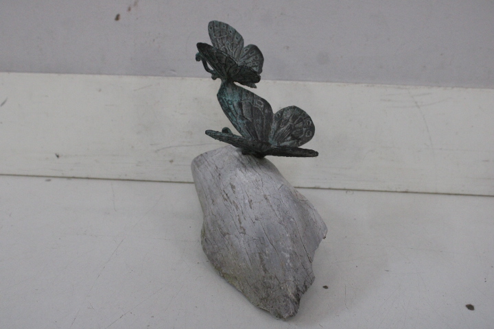 Sculptuur van libellen op steen – foto 16 – kavel bij GSD Auctions, Zoeterwoude