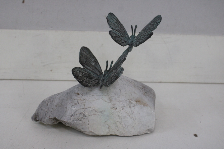Sculptuur van libellen op steen – foto 17 – kavel bij GSD Auctions, Zoeterwoude